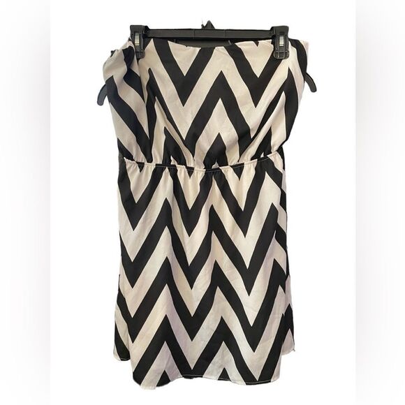 STRAPLESS AND BACK CUT OUT DRESS BY DOTS, XL - Picture 2 of 5